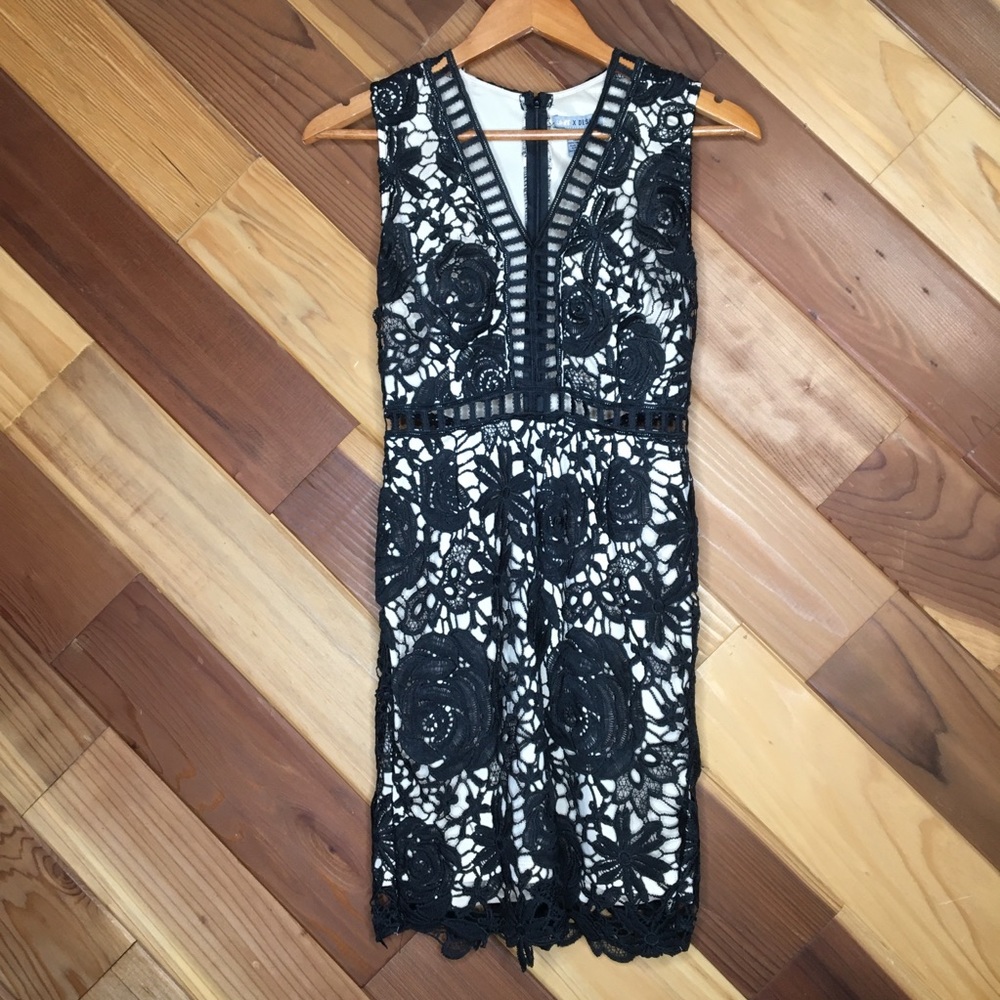 LOVE X DESIGN FLORAL LACE WITH NUDE LINING